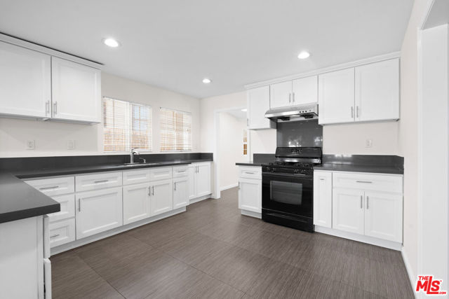 2900 Asbury Street, Los Angeles CA: https://media.crmls.org/mediaz/311f535b-fc58-4d1e-a3e6-7121381a9fbc.jpg