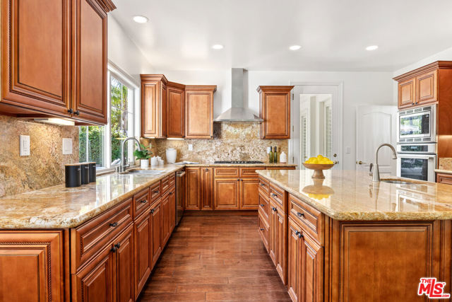 17400 Oak Creek Court, Encino CA: https://media.crmls.org/mediaz/311f6158-cfd0-48d5-93e1-12f598a59c7a.jpg