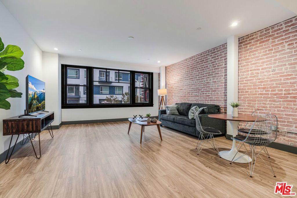 932 S Hill Street #406
