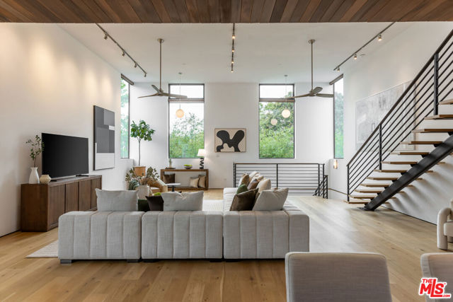 520 Broadway Street, Venice CA: https://media.crmls.org/mediaz/3120074b-9633-43bd-a41b-21031fdc3578.jpg