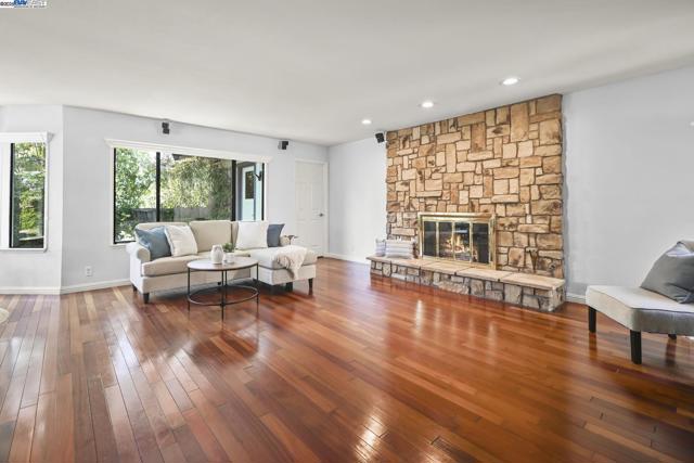 211 Arthur Ct, Danville CA: https://media.crmls.org/mediaz/31203cf0-76ea-4d1f-a555-593838164218.jpg