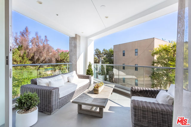 460 N Palm Drive, Beverly Hills CA: https://media.crmls.org/mediaz/31204402-6a59-4a4f-a82c-d04b3c186c33.jpg