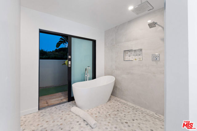 3235 Steven Drive, Encino CA: https://media.crmls.org/mediaz/3120612f-9b78-42d4-90ce-22c7b5955bb7.jpg