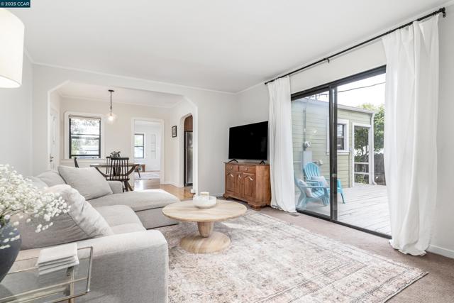 6 View St, Vallejo CA: https://media.crmls.org/mediaz/3121c01a-ed47-4037-8b02-2a87dc764be1.jpg