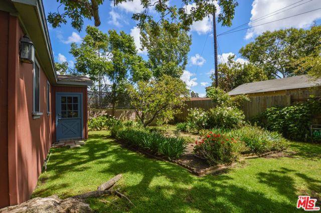 11136 Lucerne Avenue, Culver City CA: https://media.crmls.org/mediaz/3121cb13-24c3-426a-808d-1e2f8d0cbe76.jpg