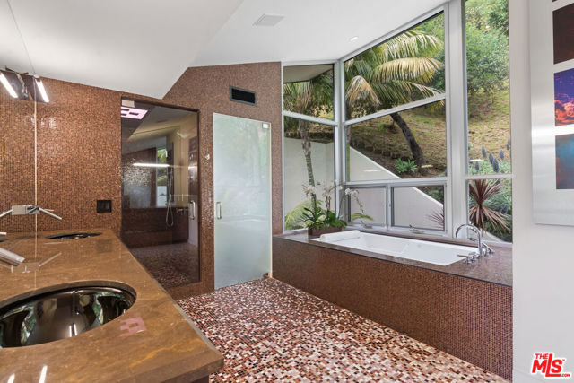 2207 Bowmont Drive, Beverly Hills CA: https://media.crmls.org/mediaz/31221de0-c0c6-4a3e-8374-51fd5c7d9302.jpg