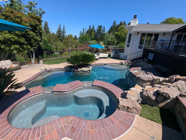 324 Merrilee Place, Danville CA: https://media.crmls.org/mediaz/31222f66-6125-4268-8451-d958a3f1c062.jpg