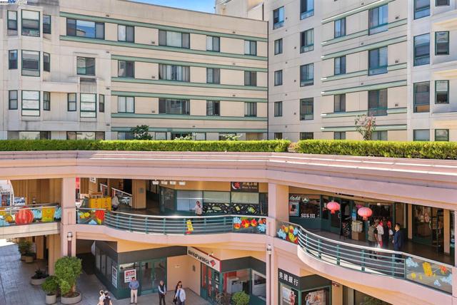 989 Webster, Oakland CA: https://media.crmls.org/mediaz/312249f2-cb52-43fe-9fa4-0377601b1943.jpg