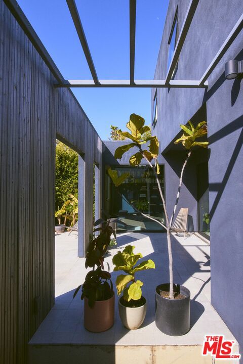 906 Superba Avenue, Venice CA: https://media.crmls.org/mediaz/31227639-2bfd-48c6-843d-a3bd5fa0492b.jpg