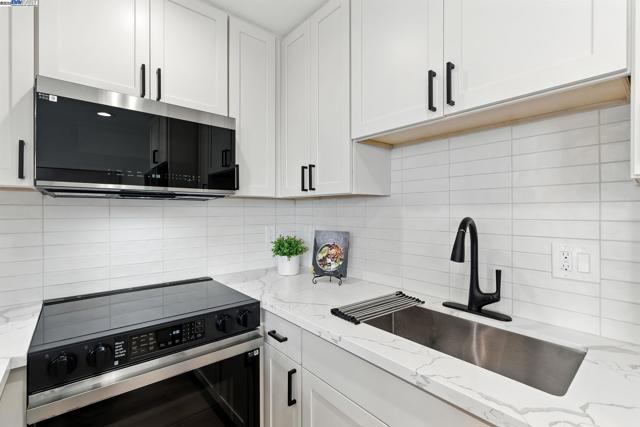 100 Byrne St, Daly City CA: https://media.crmls.org/mediaz/31227806-48fd-40ec-bcde-b5c2833ed058.jpg
