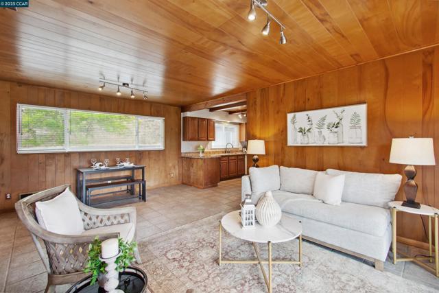 1810 Meadow Lane, Walnut Creek CA: https://media.crmls.org/mediaz/3122b810-fa7e-41bd-a253-54b67b7e71ff.jpg