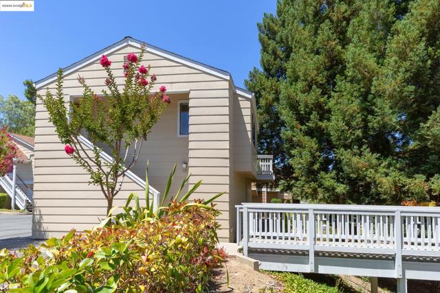 221 Village Pl, Martinez CA: https://media.crmls.org/mediaz/31233a96-e8ba-41d0-bf04-0d5ed0e7d91a.jpg