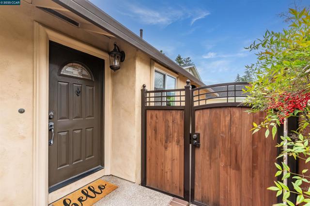 5588 Gonzalez Ct, Concord CA: https://media.crmls.org/mediaz/31236e77-462d-4c89-83ae-2d4172a32e5b.jpg