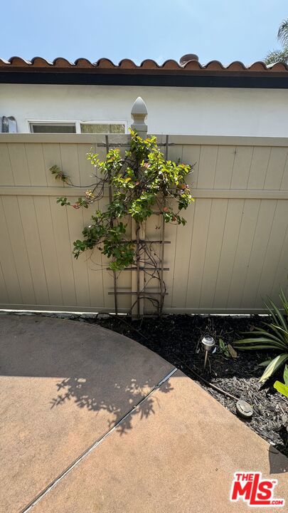 650 656 Park Avenue, Long Beach CA: https://media.crmls.org/mediaz/312382cc-50d3-4948-937e-edbe9a8abe20.jpg