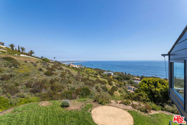 32701 Vista De Los Ondas Street, Malibu CA: https://media.crmls.org/mediaz/31247da4-b4bd-4e87-bf91-3bc466e1c4f1.jpg