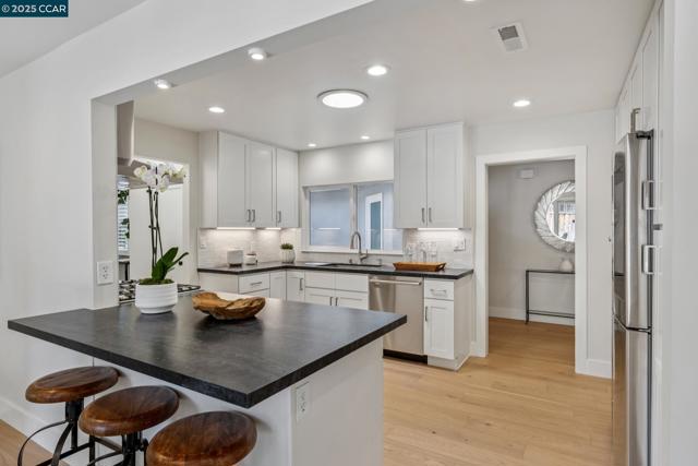 241 E Creek Dr, Menlo Park CA: https://media.crmls.org/mediaz/3124d3d9-7855-4114-bd8b-a1d602b7a20a.jpg