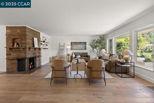 1071 Serrano Ct, Lafayette CA: https://media.crmls.org/mediaz/3124ef17-402b-4400-8a13-53ee8f9c5499.jpg