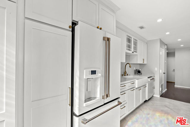 7250 Franklin Avenue, Los Angeles CA: https://media.crmls.org/mediaz/31256211-1273-45e2-94f0-f6119face47c.jpg