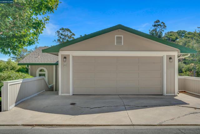1027 W Arlington Way, Martinez CA: https://media.crmls.org/mediaz/3125b996-c207-4269-9b7e-5f2828a91886.jpg