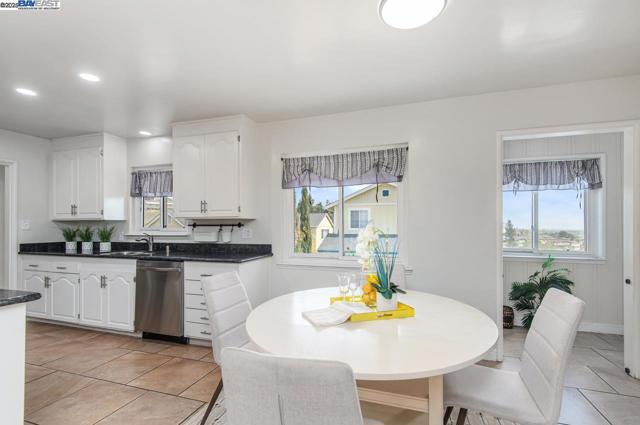 16560 Russell Ct, San Leandro CA: https://media.crmls.org/mediaz/31270af5-5e9f-452a-b64d-9173bf4dfd53.jpg