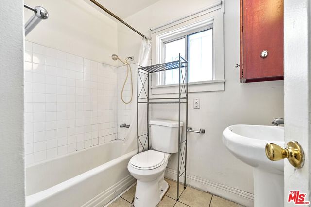 1147 S Mariposa Avenue, Los Angeles CA: https://media.crmls.org/mediaz/31271067-6cdb-4b6b-a7af-2939af8b8afe.jpg