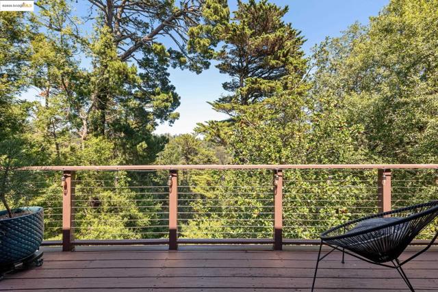 2560 Carisbrook Dr, Oakland CA: https://media.crmls.org/mediaz/3127cd63-0925-47b1-99f3-2d2a6503cd1f.jpg