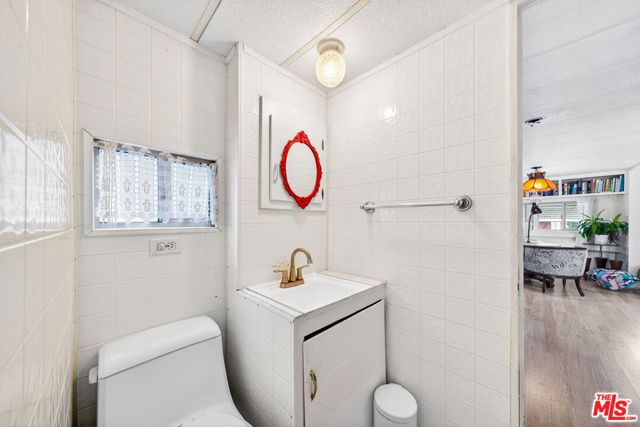 11250 Playa Street, Culver City CA: https://media.crmls.org/mediaz/31281780-8211-4dbe-8fc7-8c6dc4818878.jpg