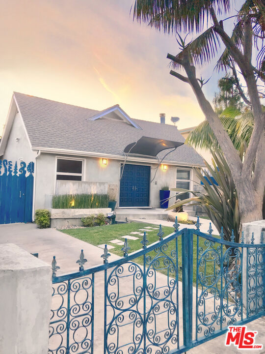 1153 N Poinsettia Place, West Hollywood CA: https://media.crmls.org/mediaz/3128bf78-3fd7-49d9-988e-77ed75ceb6e4.jpg