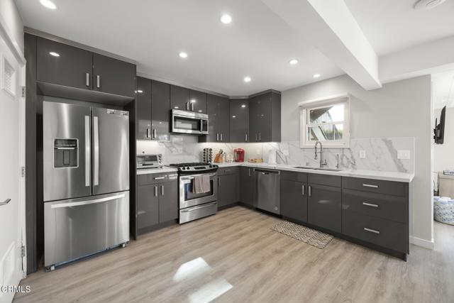 2924 Lakeshore Court, Oxnard CA: https://media.crmls.org/mediaz/3129a7c3-23cc-42f3-8e49-c9ce7db40658.jpg