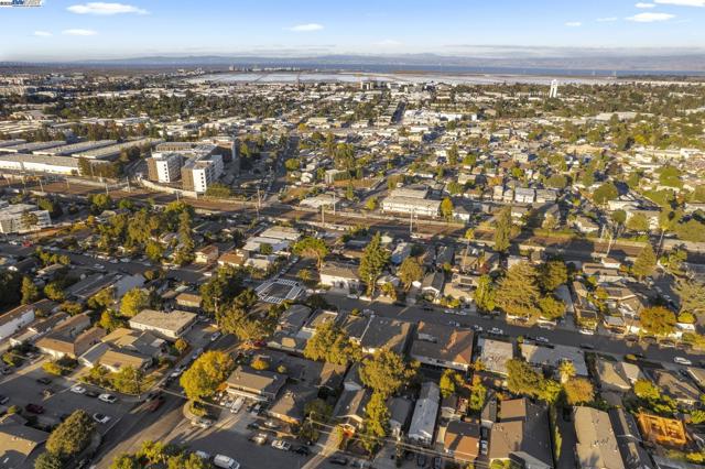 2825 Marlborough Avenue, Redwood City CA: https://media.crmls.org/mediaz/312a50bc-64dd-4d86-b40c-f167f8041c97.jpg