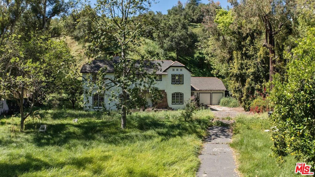 2221 Benedict Canyon Drive