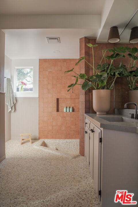 8427 Oswego Street, Sunland CA: https://media.crmls.org/mediaz/312b469a-1f33-4737-a110-b7b041ae848d.jpg