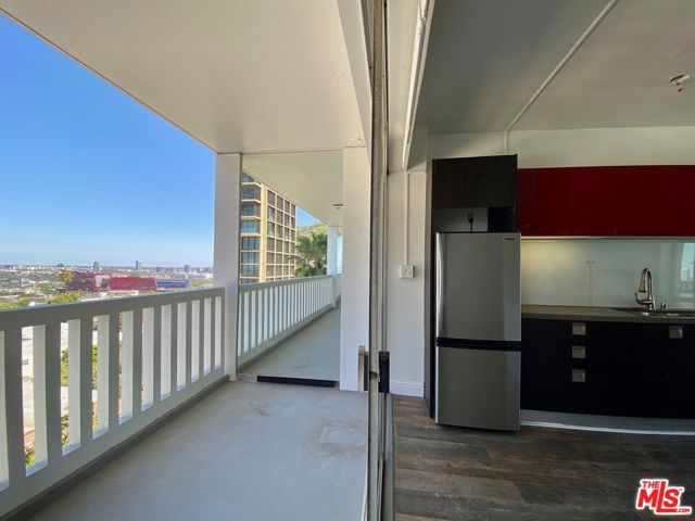 999 DOHENY Drive, 706 photo 12