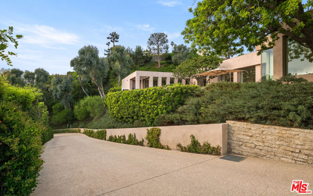 1016 N Hillcrest Road, Beverly Hills CA: https://media.crmls.org/mediaz/312c0189-b226-4f85-896a-542b149c13ab.jpg