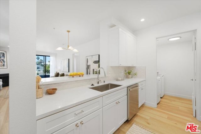 625 S Berendo Street, Los Angeles CA: https://media.crmls.org/mediaz/312c1f07-ffc2-4a17-a671-597a847d0bbd.jpg
