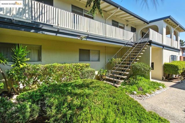 4336 Rilea Way, Oakland CA: https://media.crmls.org/mediaz/312c5d37-9a8a-4bf0-a3a7-a48c0c60ed62.jpg