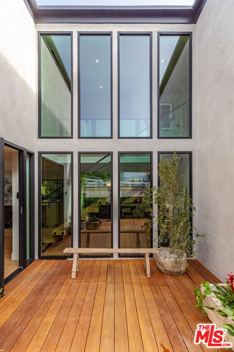 23505 Malibu Colony Road, Malibu CA: https://media.crmls.org/mediaz/312c71fb-c750-43ed-a773-848c9e498c07.jpg