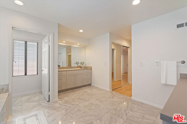 22960 Cass Avenue, Woodland Hills CA: https://media.crmls.org/mediaz/312caa99-41dc-494a-bf39-ab675da09598.jpg