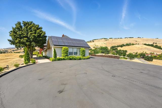 2525 Bridle Path Drive, Gilroy CA: https://media.crmls.org/mediaz/312cb37d-7700-4305-bcd2-07580a1b656d.jpg