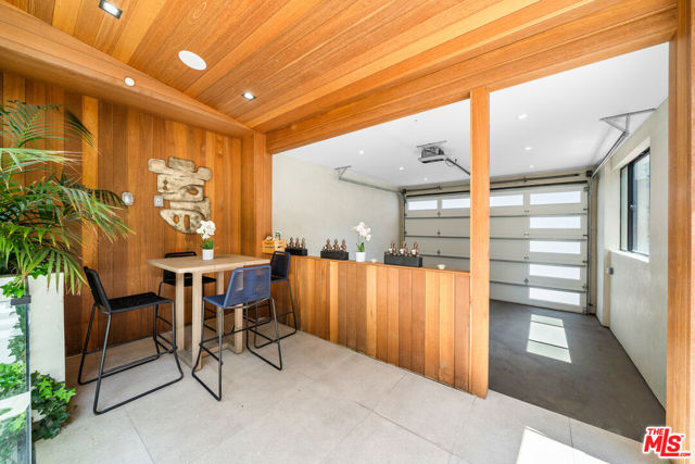 836 California Avenue, Venice CA: https://media.crmls.org/mediaz/312d0f2c-be80-4c64-83cc-ce9eab16d951.jpg