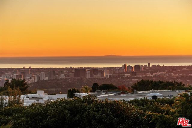 1740 Carla, Beverly Hills CA: https://media.crmls.org/mediaz/312d8087-19ed-4ec1-8237-d188f149a2c1.jpg