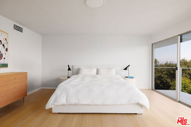3268 Wrightwood Drive, Studio City CA: https://media.crmls.org/mediaz/312e5860-eb5b-43b9-94f3-6dd341f2ab56.jpg