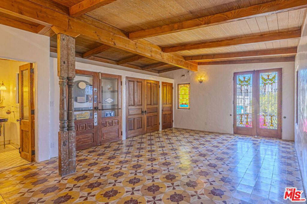 https://media.crmls.org/mediaz/312eef82-a5d0-43ac-8016-1476405e889a.jpg?preset=X-Large