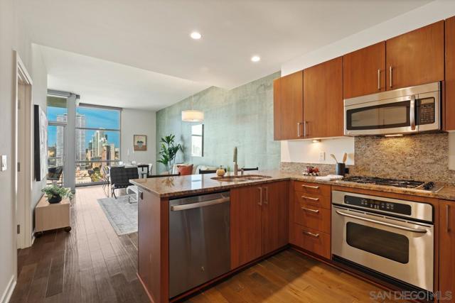 800 The Mark, San Diego CA: https://media.crmls.org/mediaz/312f341e-8914-4036-a759-16213036ecdc.jpg