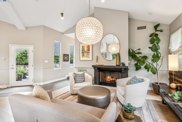2005 TUNNEL RD, Oakland CA: https://media.crmls.org/mediaz/31303fee-4438-4b7b-b317-d082a4ff12fb.jpg