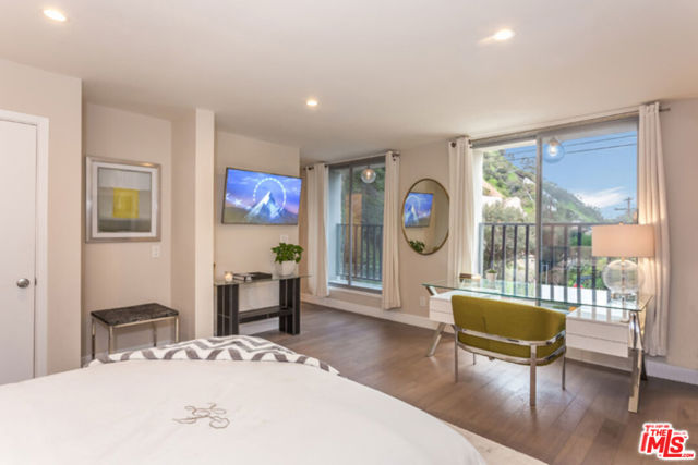 1922 N Beverly Place, Beverly Hills CA: https://media.crmls.org/mediaz/31304d86-24c6-4df5-ab99-ca3b9bae6d98.jpg