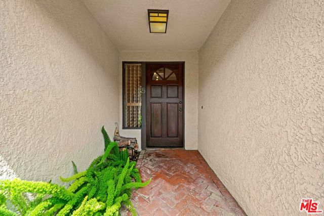 1141 17th Street, Santa Monica CA: https://media.crmls.org/mediaz/313072cf-20d5-4e3c-bb46-4f88a566725d.jpg