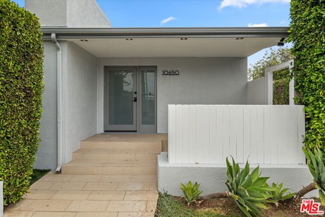 10650 Putney Road, Los Angeles CA: https://media.crmls.org/mediaz/31309e17-9b67-4b58-82fa-84584791dba9.jpg