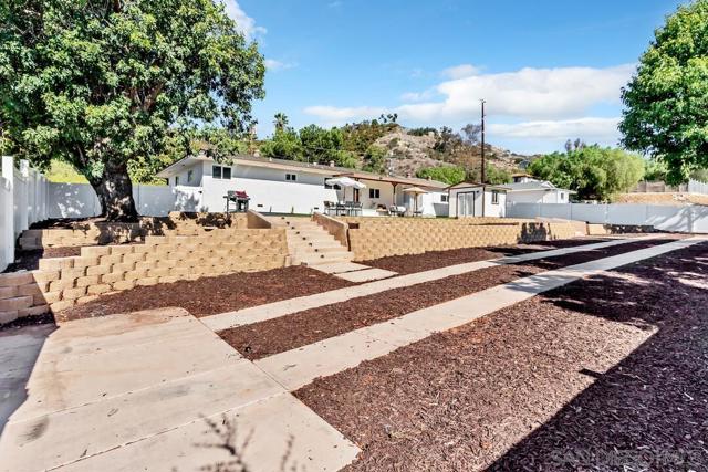 13725 Adrian St, Poway CA: https://media.crmls.org/mediaz/3130ebd5-002b-46ee-9f35-a75fcbd6b424.jpg