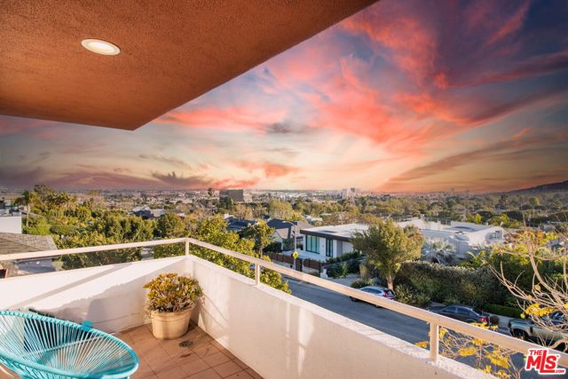 905 Berkeley Street, Santa Monica CA: https://media.crmls.org/mediaz/31311db9-0d51-4c42-a5de-641e9cc54a41.jpg